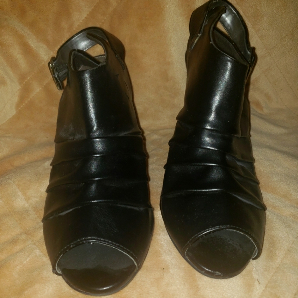 Two pair of elegant saddles. Lightly worn twice for photo shot.